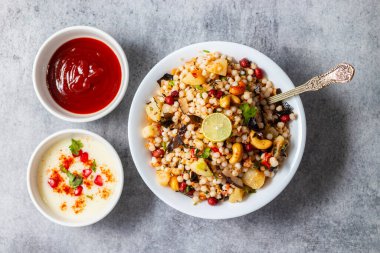 Sabudana Khichdi sırılsıklam tapyoka incileri, patates, fıstık ve baharatlarla yapılan glütensiz bir Hint yemeğidir. Oruç günlerinde çok popüler..