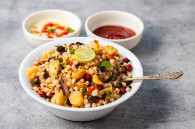 Sabudana Khichdi sırılsıklam tapyoka incileri, patates, fıstık ve baharatlarla yapılan glütensiz bir Hint yemeğidir. Oruç günlerinde çok popüler..