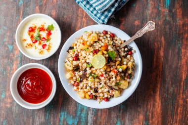 Sabudana Khichdi sırılsıklam tapyoka incileri, patates, fıstık ve baharatlarla yapılan glütensiz bir Hint yemeğidir. Oruç günlerinde çok popüler..