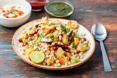 Sabudana Khichdi sırılsıklam tapyoka incileri, patates, fıstık ve baharatlarla yapılan glütensiz bir Hint yemeğidir. Oruç günlerinde çok popüler..