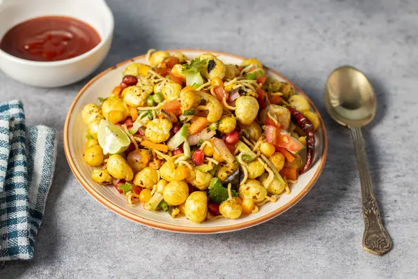 Kızarmış nilüfer tohumundan yapılmış lezzetli Makhana chaat 'ın seçici odağı.. 