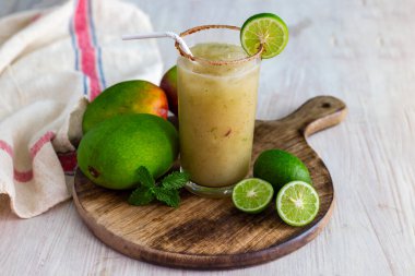 Çiğ mango içeceği tarifinin seçici odak noktası 