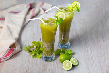 ferahlatıcı limonata içeceğinin seçici odağı. 