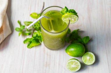 ferahlatıcı limonata içeceğinin seçici odağı. 