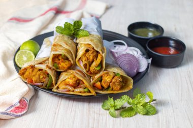 Lezzetli Hint fast food 'unun seçici odak noktası.