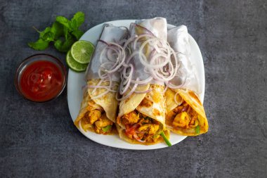 Lezzetli Hint fast food 'unun seçici odak noktası.