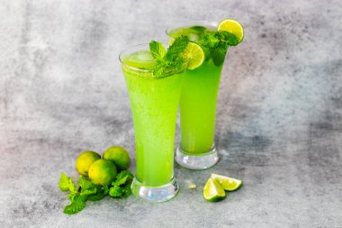 Mint Mojito 'nun gri arkaplanlı seçici odağı. 