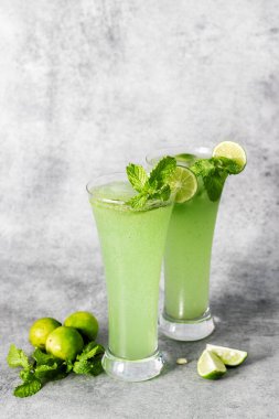Mint Mojito 'nun gri arkaplanlı seçici odağı. 