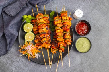 Ünlü Hint yemeğinin seçici odağı Paneer Tikka Masala Tandoor ya da koyu arkaplanı olan Paneer Kebap.