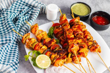 Ünlü Hint yemeğinin seçici odağı Paneer Tikka Masala Tandoor ya da koyu arkaplanı olan Paneer Kebap.