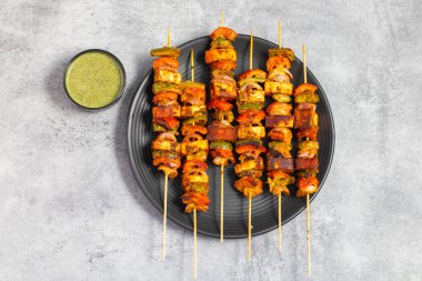 Ünlü Hint yemeğinin seçici odağı Paneer Tikka Masala Tandoor ya da koyu arkaplanı olan Paneer Kebap.