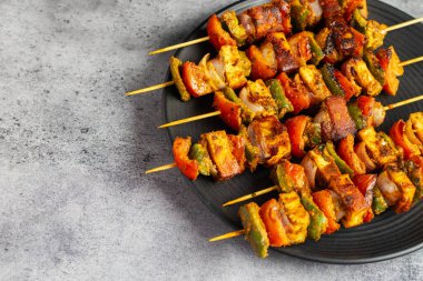 Ünlü Hint yemeğinin seçici odağı Paneer Tikka Masala Tandoor ya da koyu arkaplanı olan Paneer Kebap.