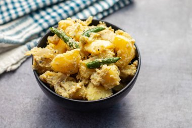 Patates ve haşhaş tohumlarından yapılan meşhur Bengali yemeği 