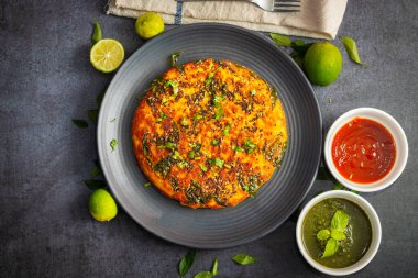 Limon, köri yaprakları, nane sosu ve domates sosuyla süslenmiş Gujrati yemeği seçici bir odak noktası..