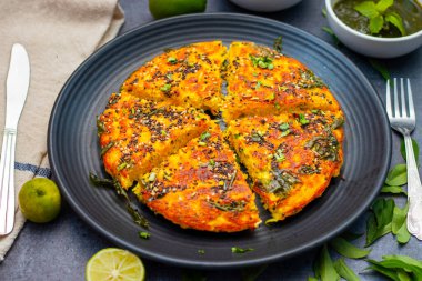 Nane aromalı ve domates soslu ünlü Gujrati yemeği Handvo 'nun seçici odağı. Hindistan 'dan baharatlı mercimek keki.. 