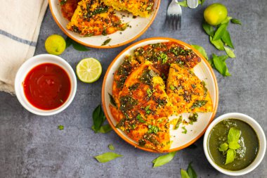 Nane aromalı ve domates soslu ünlü Gujrati yemeği Handvo 'nun seçici odağı. Hindistan 'dan baharatlı mercimek keki.. 