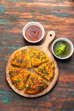 Nane aromalı ve domates soslu ünlü Gujrati yemeği Handvo 'nun seçici odağı. Hindistan 'dan baharatlı mercimek keki.. 