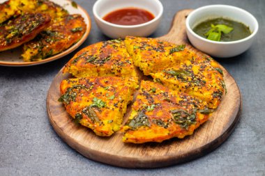 Nane aromalı ve domates soslu ünlü Gujrati yemeği Handvo 'nun seçici odağı. Hindistan 'dan baharatlı mercimek keki.. 