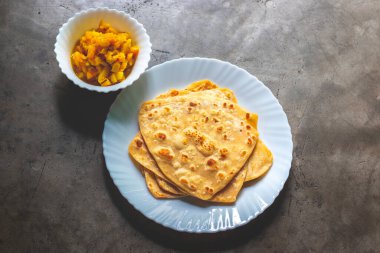 Hint yemeği paratha buğday un beyaz patates köri.  