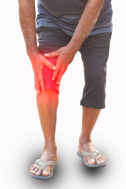 60 yaşın üstündeki yaşlı adamın sunumu. Diz ağrısı ya da gut sorunu.. 