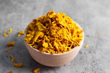 Hint aperatiflerinin seçici odağı Bombay karışımı bir kase üzerinde. 