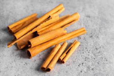 Hint baharatlı tarçın yere yapışır..  