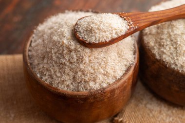 Tahta Kasedeki Psyllium Kabuğunun seçici odak noktası: Sindirim Sağlığı İçin Doğal Fiber