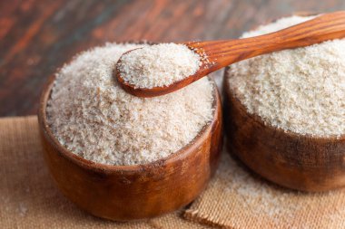 Tahta Kasedeki Psyllium Kabuğunun seçici odak noktası: Sindirim Sağlığı İçin Doğal Fiber