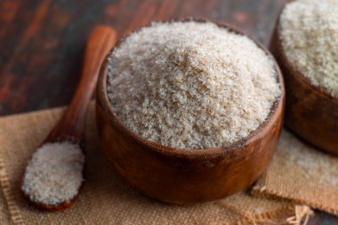 Tahta Kasedeki Psyllium Kabuğunun seçici odak noktası: Sindirim Sağlığı İçin Doğal Fiber