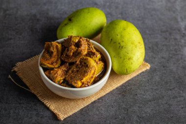 Geleneksel Ev Yapımı İyiliği ve Egzotik Baharatlar ile seramik kavanozda Hindistan, Tangy ve Baharatlı Mango Turşusu. Seçici odak. 