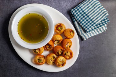 Keskin, Baharatlı ve Ferahlatıcı Pani Puri 'yi keşfediyorum. Hindistan 'ın Favori Sokak Yemekleri Deneyimi. Seçici odak. 