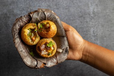Keskin, Baharatlı ve Ferahlatıcı Pani Puri 'yi keşfediyorum. Hindistan 'ın Favori Sokak Yemekleri Deneyimi. Seçici odak. 
