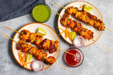 Lezzetli Baharatlı Tavuk Tikka Kebap, Tangy Marinade ile Lezzetli Izgara Lezzet ve Nane ve Domates soslu Tütsülenmiş Kömür Aroma Servisi. Seçici odak.