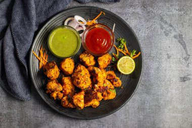 Lezzetli Baharatlı Tavuk Tikka Kebap, Tangy Marinade ile Lezzetli Izgara Lezzet ve Nane ve Domates soslu Tütsülenmiş Kömür Aroma Servisi. Seçici odak.