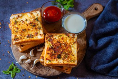 Altın, Çıtır Sarımsaklı Ekmek, Tereyağı, Bitki ve Lezzet Harmanı