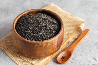 Tahta bir kasede sabja tohumu ya da fesleğen tohumu, sağlık için iyidir.. 