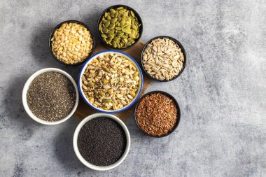 kabak çekirdeği, keten tohumu, karpuz tohumu, ayçiçeği çekirdeği, sabja tohumu, kase üzerindeki chia tohumu sağlıklı zihin ve beden için zenginleştirilmiş mineraller ve vitaminler..  