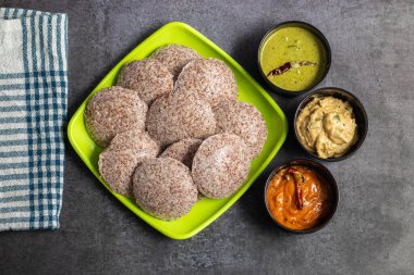 Ragi idli mayalanmış ragi (parmak darı) hamuru, yumuşak ve besleyici.