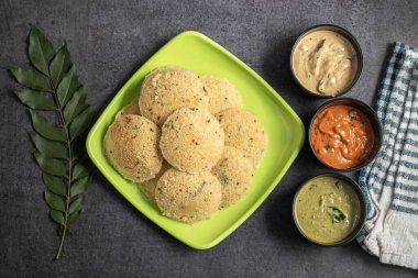 Yulaf ezmesi, yulaf, irmik, yoğurt ve baharatla yapılan sağlıklı, buharda pişirilmiş bir Güney Hindistan kahvaltısıdır. Seçici odak.