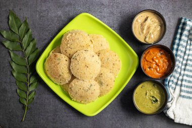 Yulaf ezmesi, yulaf, irmik, yoğurt ve baharatla yapılan sağlıklı, buharda pişirilmiş bir Güney Hindistan kahvaltısıdır. Seçici odak.