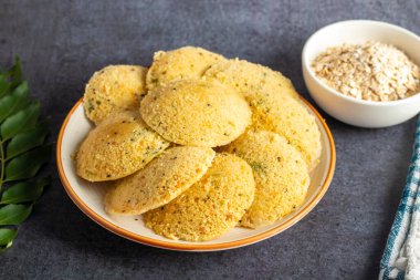 Yulaf ezmesi, yulaf, irmik, yoğurt ve baharatla yapılan sağlıklı, buharda pişirilmiş bir Güney Hindistan kahvaltısıdır. Seçici odak.