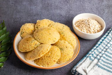 Yulaf ezmesi, yulaf, irmik, yoğurt ve baharatla yapılan sağlıklı, buharda pişirilmiş bir Güney Hindistan kahvaltısıdır. Seçici odak.