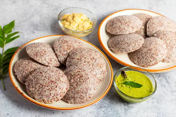 Ragi idli mayalanmış ragi (parmak darı) hamuru, yumuşak ve besleyici.