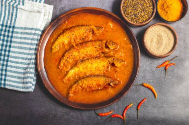 Pabda balığı köri, zengin, baharatlı hardal ve zerdeçal soslu yumuşak pabda balığının yer aldığı bir Bengali lezzetidir. Seçici odak. 