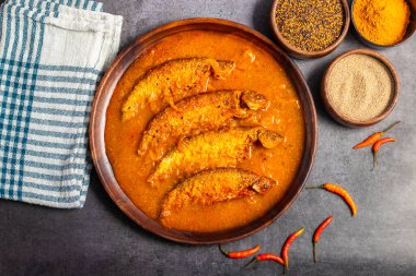 Pabda balığı köri, zengin, baharatlı hardal ve zerdeçal soslu yumuşak pabda balığının yer aldığı bir Bengali lezzetidir. Seçici odak. 