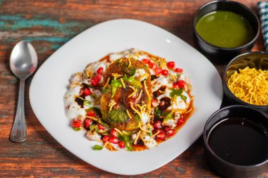 Aloo tikki, baharatlı patates püresinden yapılan ve çıtır çıtır olana kadar kızartılmış popüler bir Hint aperatifi..