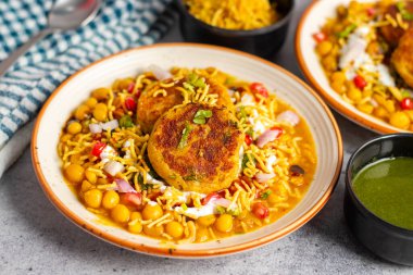 Aloo tikki, baharatlı patates püresinden yapılan ve çıtır çıtır olana kadar kızartılmış popüler bir Hint aperatifi..