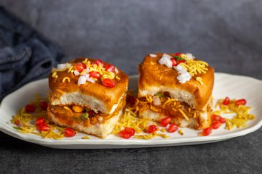 Dabeli, Gujarat 'tan gelen popüler bir Hint sokak yemeği. Çöreğin içine baharatlı patates püresi doldurulmuş..