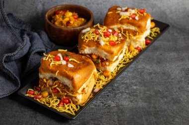 Dabeli, Gujarat 'tan gelen popüler bir Hint sokak yemeği. Çöreğin içine baharatlı patates püresi doldurulmuş..