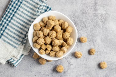 Çiğ soya parçaları, genellikle vejetaryen yemeklerde kullanılan, kurutulmuş soya unundan yapılan, protein zengini, bitkisel etlerden oluşan, susuz kalmış et parçaları..